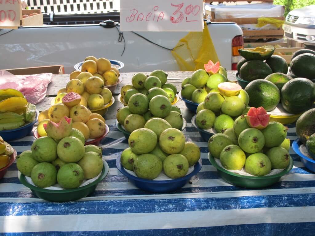 032 (2) guavas