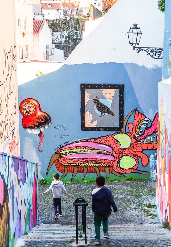 where to see murals in Lisbon